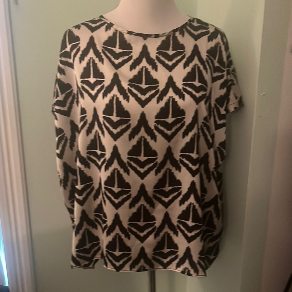 Black and White Geometric Pattern Top